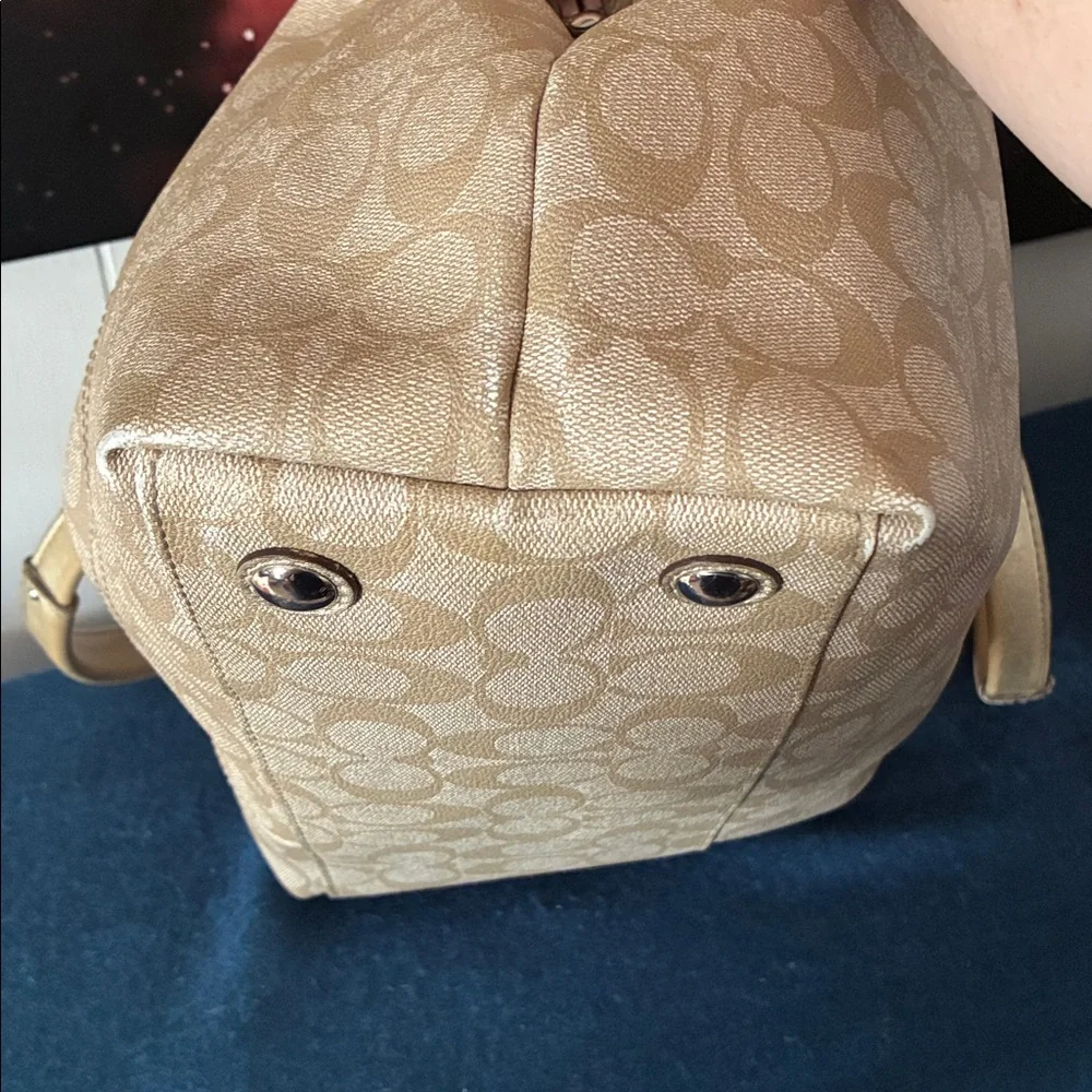 Large Coach Signature Tote w/Kisslock - Picture 12 of 12